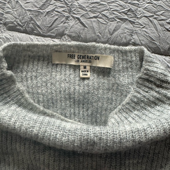 Gray Sweater with Pearl Details. Excellent Condition. - Picture 2 of 4
